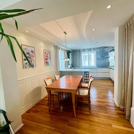 Apartment Book-a-room 9 *