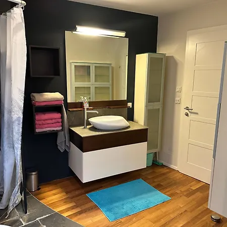 Apartment Book-a-room 9